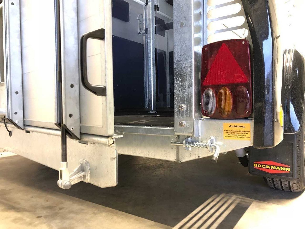 BOECKMANN-Portax-L-SR-Zw-Tur-Pferdeanhanger-Germany_16234_8181611174522.jpg