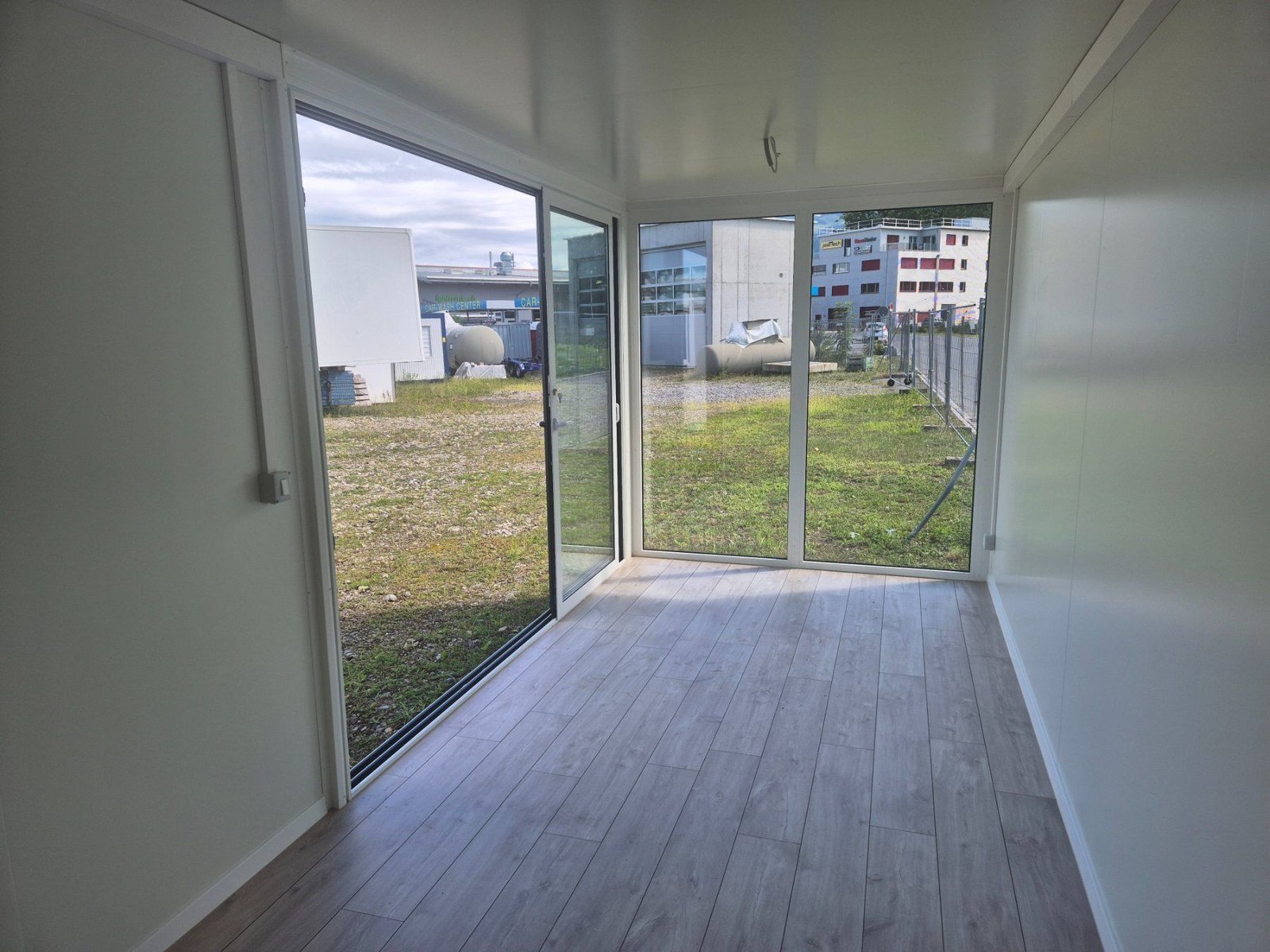 container-burocontainer-gartenhaus-modul-showroom-1-1.jpeg